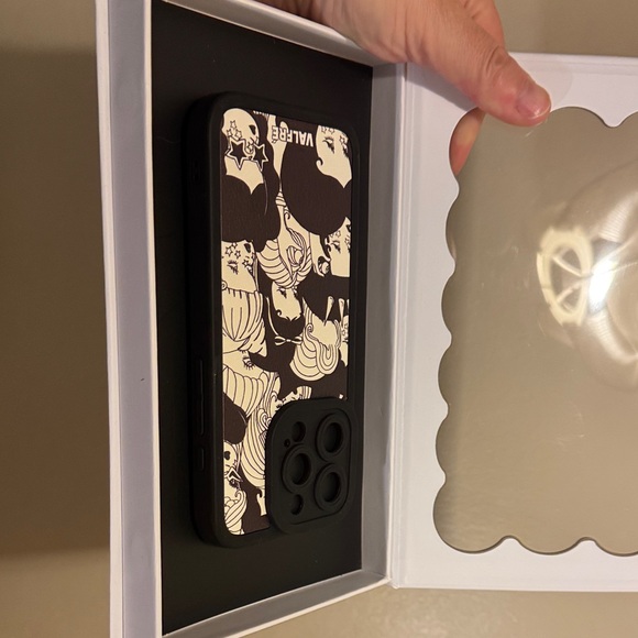 Valfre Black and White Phone Case - Picture 5 of 5